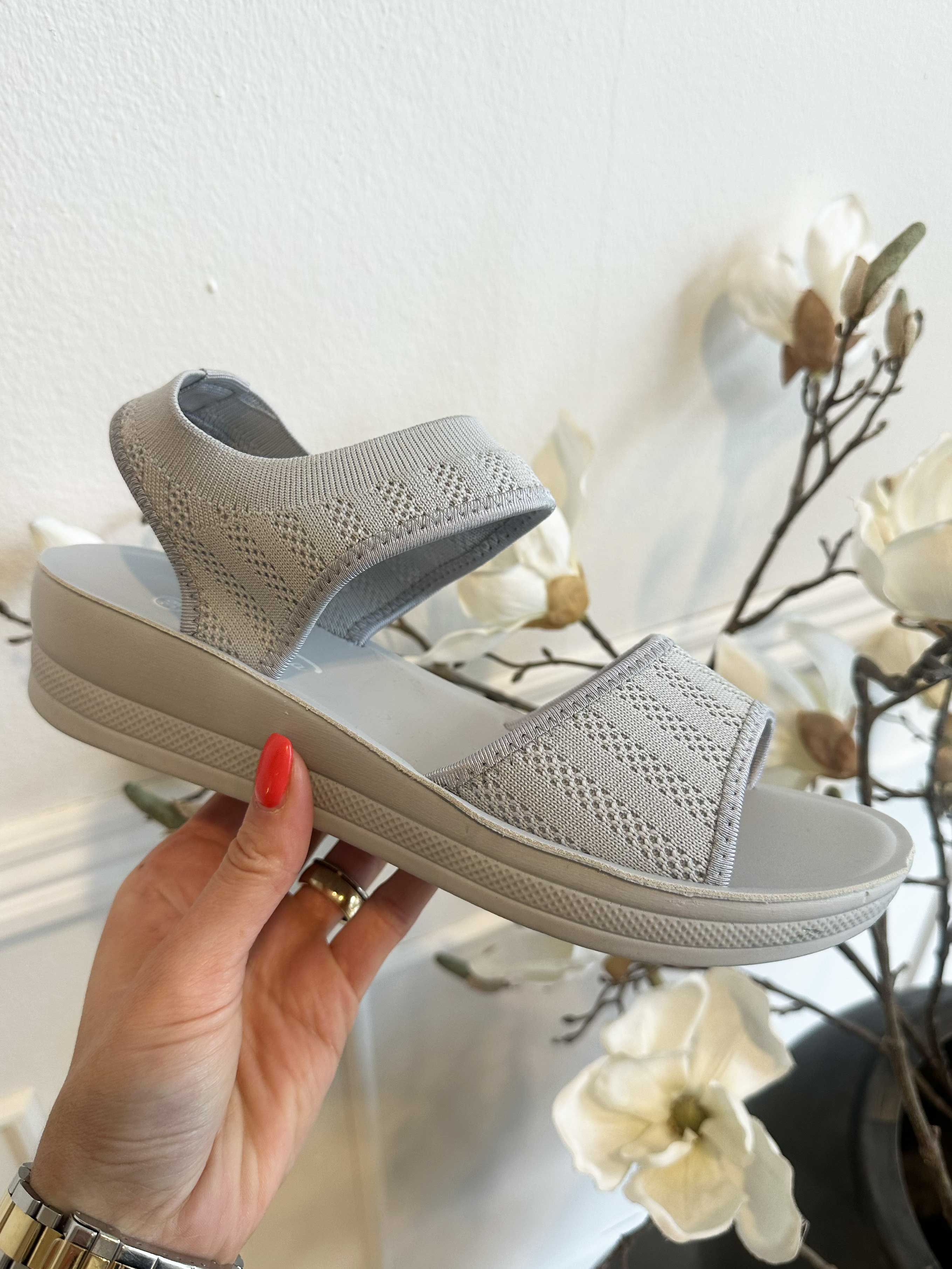 Jolina - Bløde sandaler med lille hæl og stræk i remmen